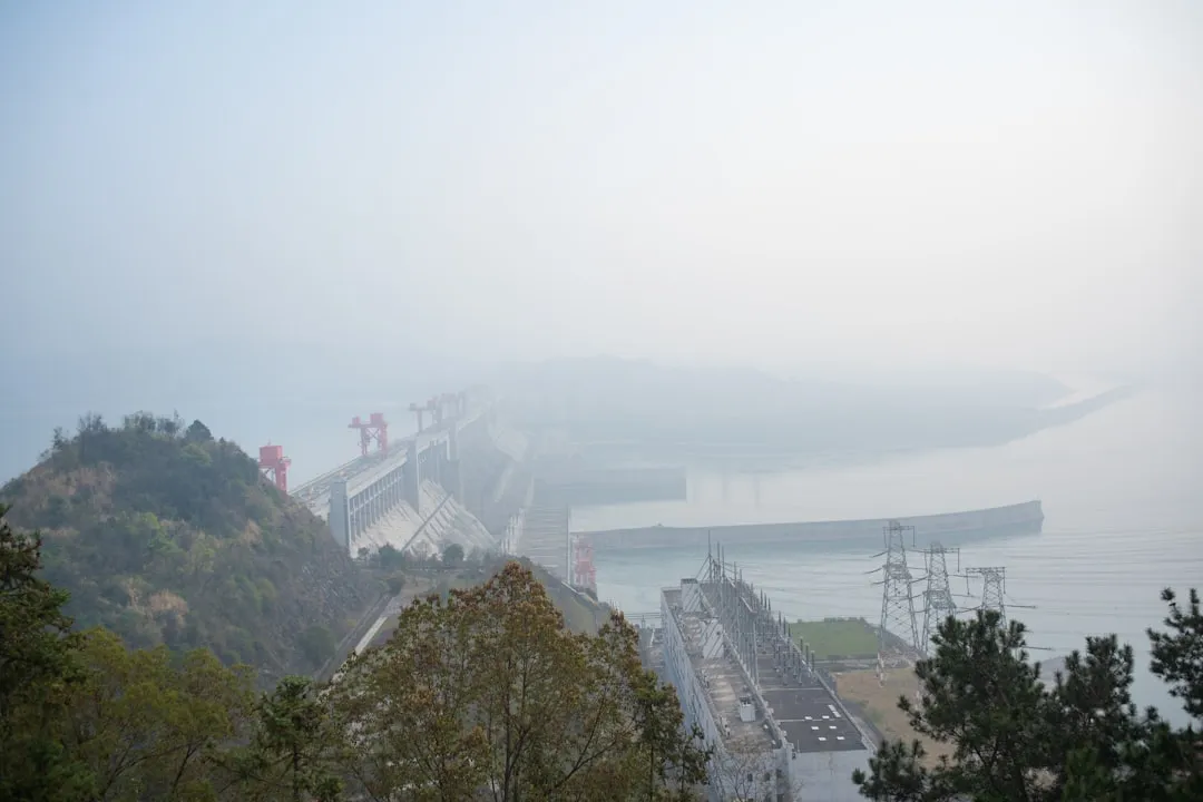 PLC控制柜在工业自动化中的角色：从逻辑控制到数据采集的集成应用
